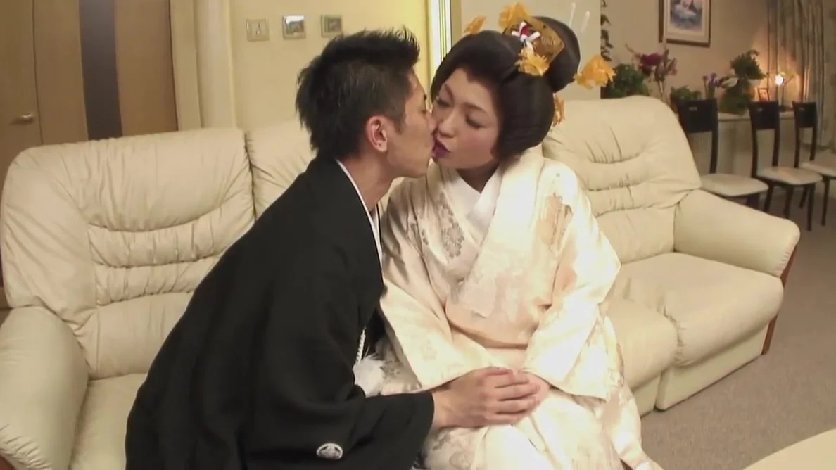 Sexy Japanese girl loves scuking hard cock