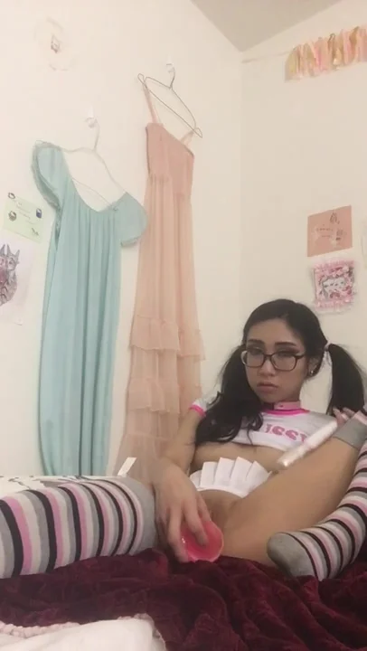 Asian teen 18+ Enjoys Her Vibrator