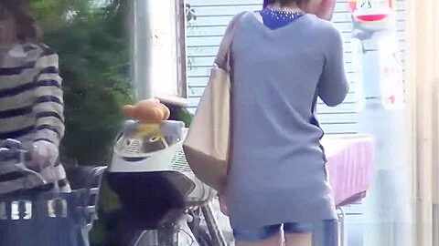 Hairy asian ho urinating