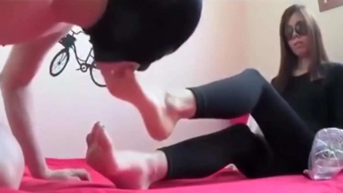 Asian Boyfriend Worships Girlfriends Feet Licking and Sucking