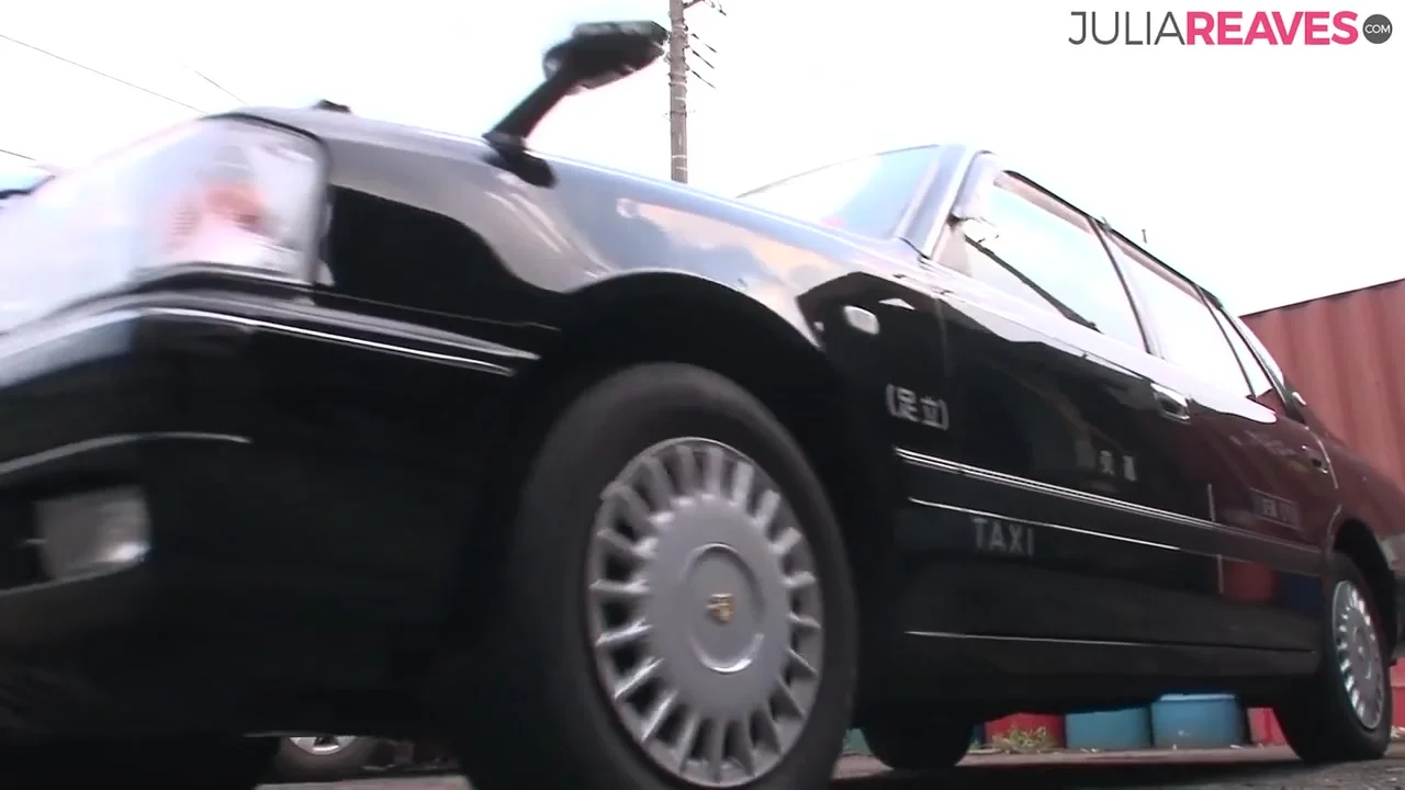 Sex in the car with the pretty Asian girl it wobbles