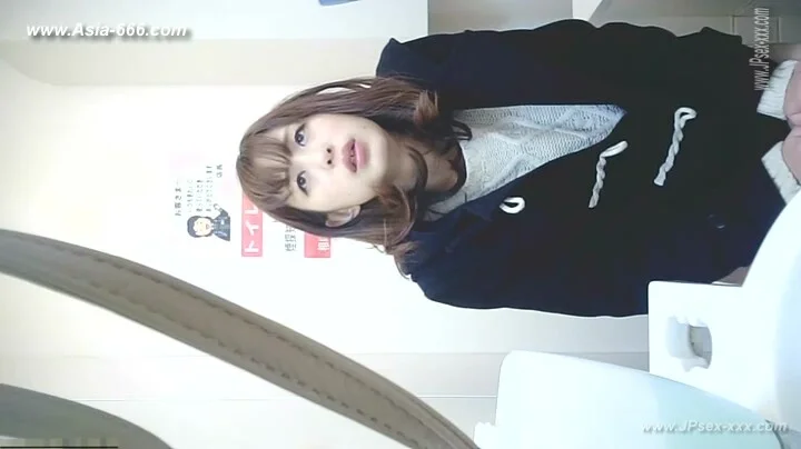 peeping asian office lady go to toilet.5