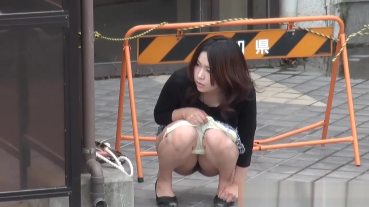 Hot japanese pisser pees outdoors