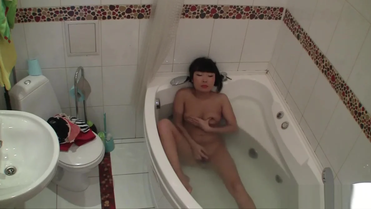 Bathtub masturbation of the breathtaking Asian girl