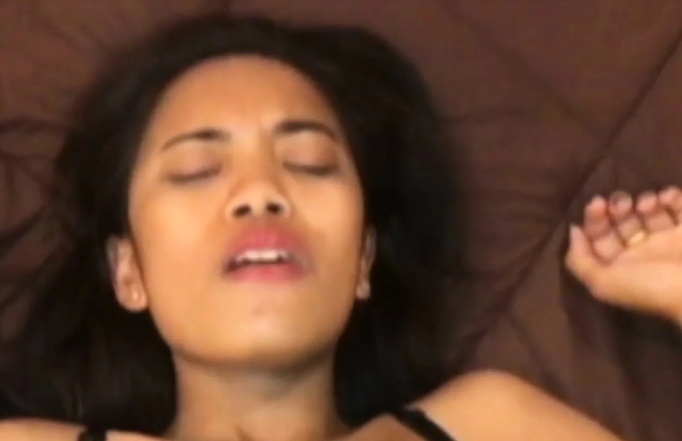 Thai girlfriend enjoys morning sex with her boyfriend